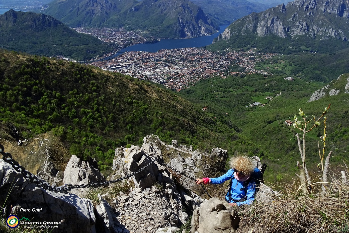 57 La vista su Lecco ci accompagna....JPG